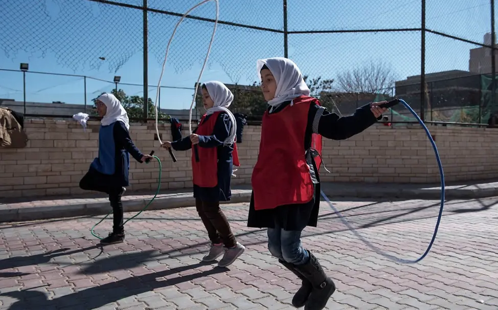 Libyen 2017: Heute ist das spielen auf Schulhöfen wieder gefährlich. | © UNICEF/Romenzi Mädchen springen Seil auf einem Schulhof in Tripolis.
