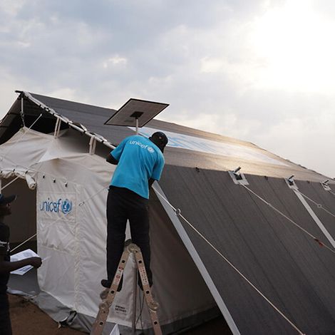 Uganda: Die Solaranlage des neuen Zeltes wird installiert