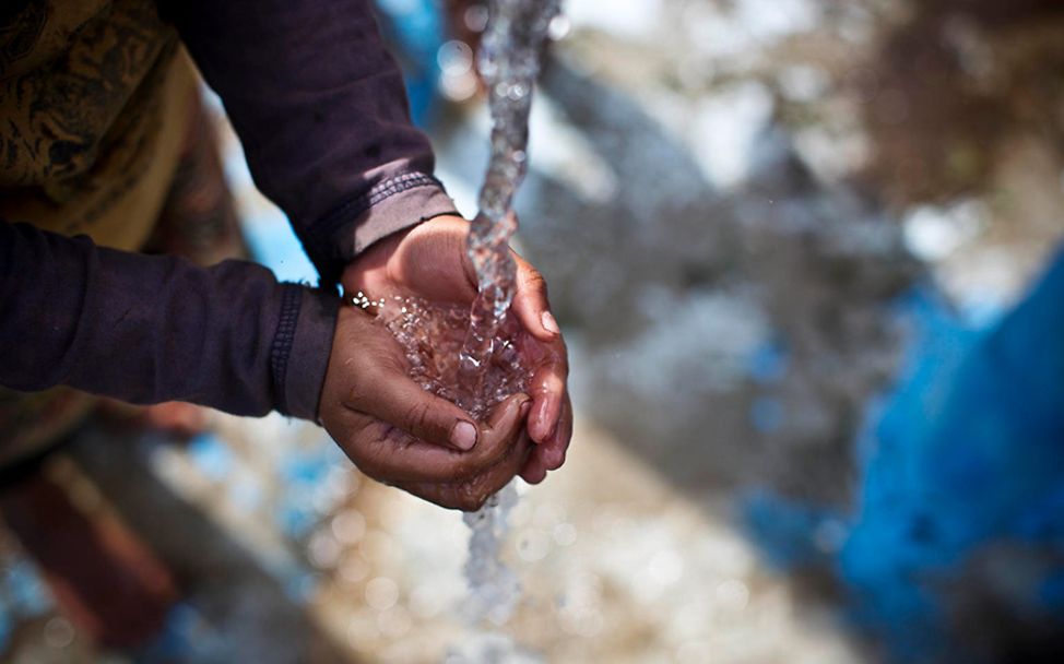 Papua Neuguinea: Ein Kind wäscht sich die Hände an einer UNICEF-Wasserstelle.