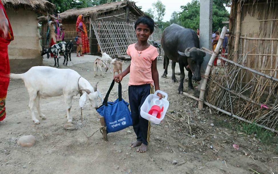 Sauberes Wasser, Seife und Wasserreinigungs-Tabletten schützen die Kinder in Nepal.