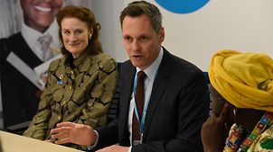 UNICEF Geschäftsstelle: Henrietta Fore und Roberto Benes führen ein Meeting.