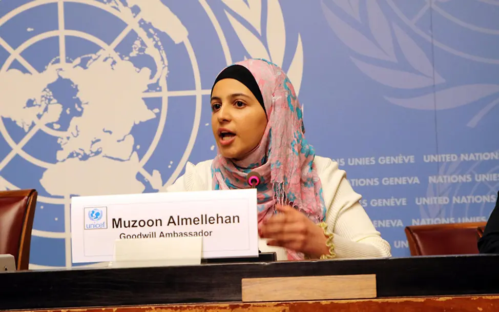 Muzoon erhebt ihre Stimme für Kinder auf der Flucht. | © UNICEF/Rocha Schweiz: Muzoon spricht auf einer Pressekonferenz zu Kindern auf der Flucht.