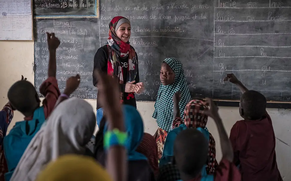 Jedes zweite Kind kann im Tschad nicht zu Schule gehen. | © UNICEF/Sokhin Tschad: Muzoon lernt mit Kindern in einer von UNICEF unterstützten Schule.