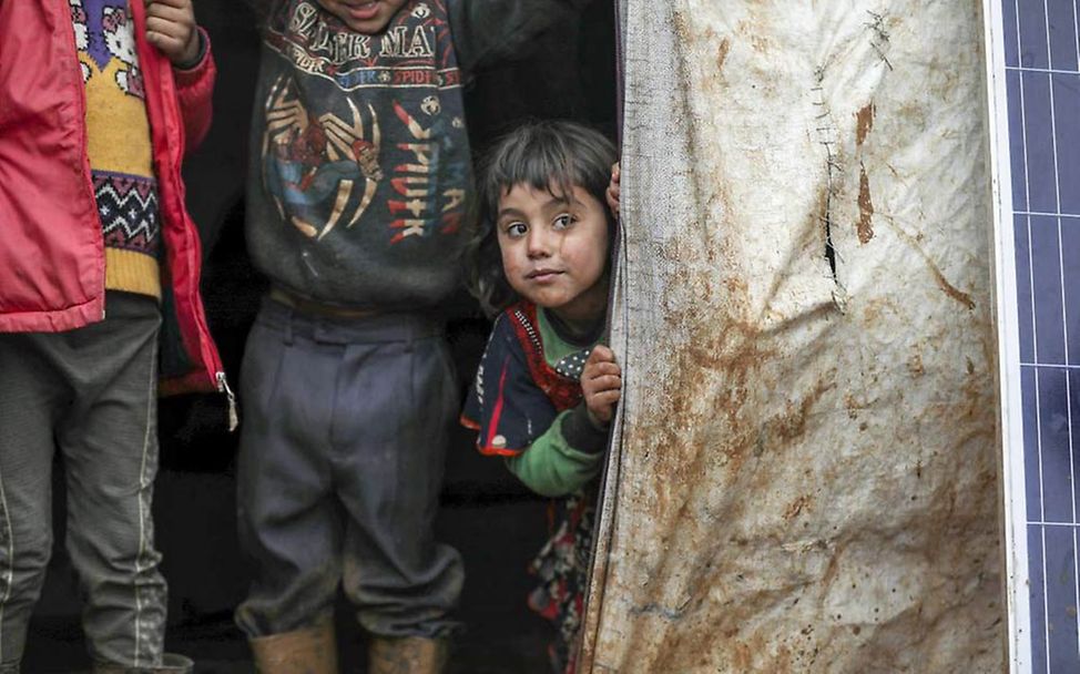 Die geflüchteten Kinder brauchen warme Kleidung, um durch den Winter zu kommen.