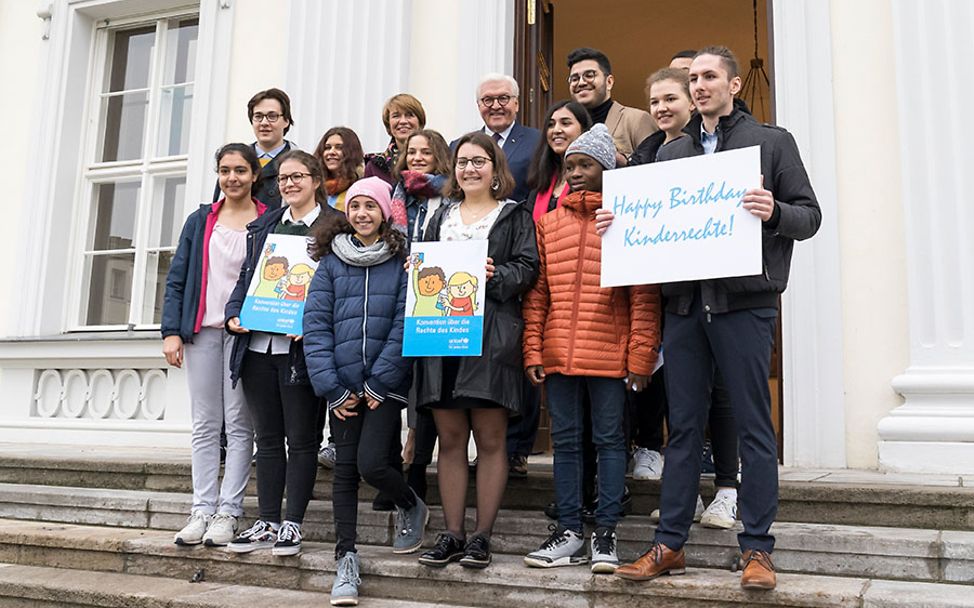 Berlin: Die eingeladenen Kinder und Jugendlichen mit Plakaten vor Schloss Bellevue.