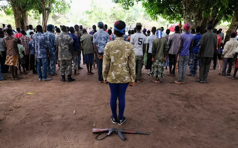 Südsudan: 'Khamisa' (17). | © UNICEF/Rich Südsudan: Ein Mädchen steht mit dem Rücken zugewandt vor einem am Boden liegenden Gewehr