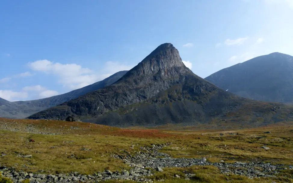 Nordkap-Wanderer Lukas: Ein Berg ragt in den Himmel | Lukas Bion Nordkap-Wanderer Lukas: Ein Berg ragt in den Himmel