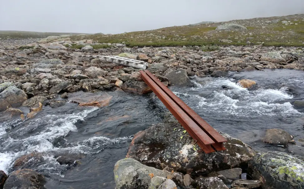 Nordkap-Wanderer Lukas: Behelfsbrücke über einem Fluss | Lukas Bion Nordkap-Wanderer Lukas: Behelfsbrücke über einem Fluss