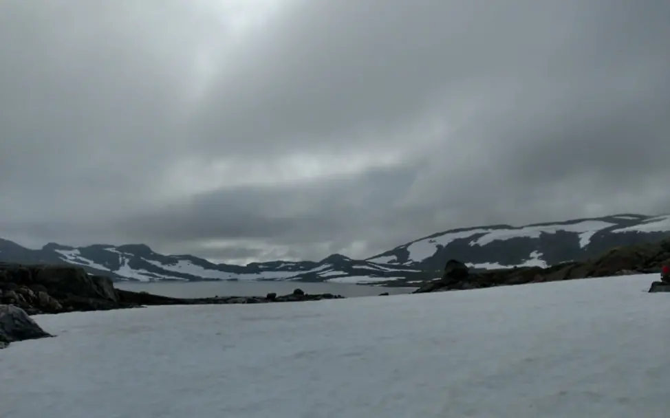Ein Schneefeld versperrt den Weg von Nordkap-Wanderer Lukas Bion | Lukas Bion Ein Schneefeld versperrt den Weg von Nordkap-Wanderer Lukas Bion
