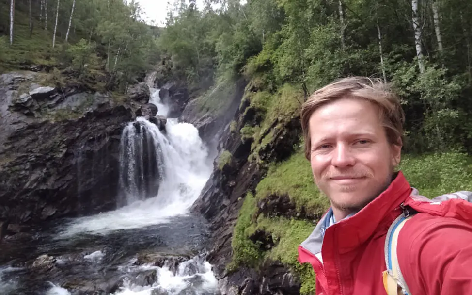 Nordkap-Wanderer Lukas Bion an einem Wasserfall | Lukas Bion Nordkap-Wanderer Lukas Bion an einem Wasserfall