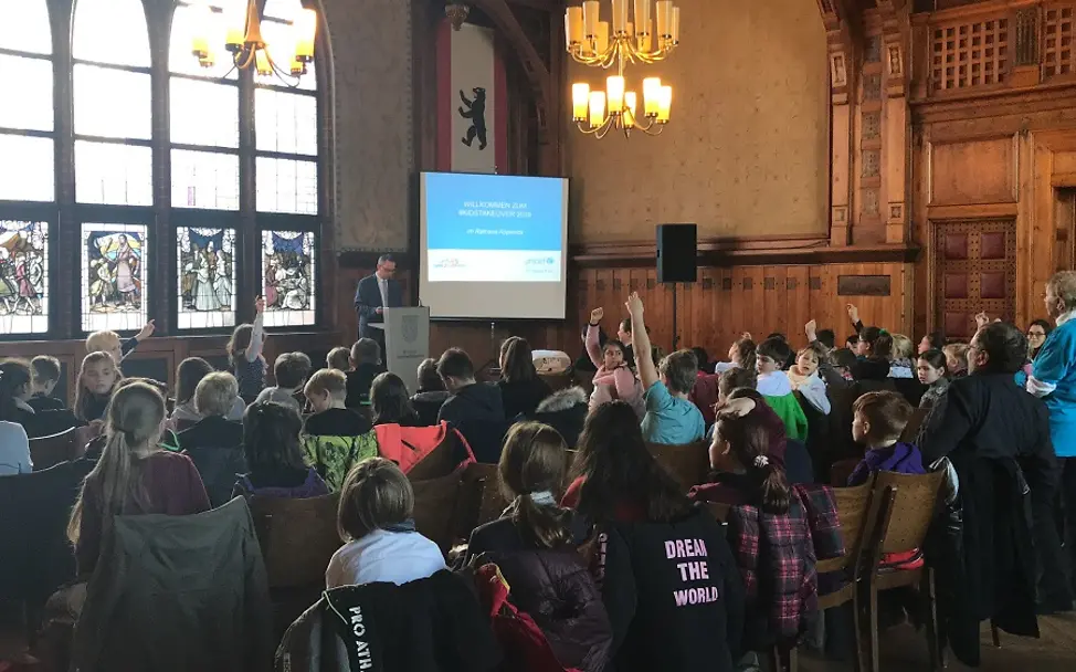 Herr Igel beantwortete die Fragen der Kinder © UNICEF-AG Berlin