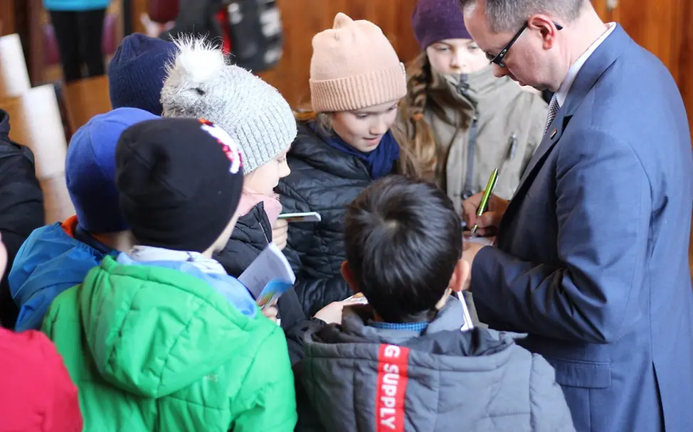 Herr Igel gibt den Kindern Autrogramme © UNICEF-AG Berlin