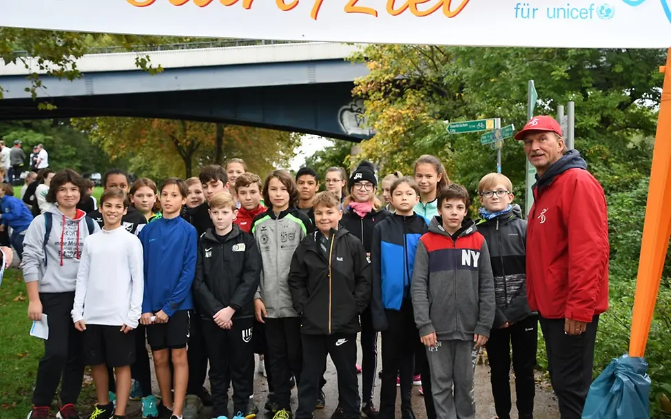 Schülerlauf 2019 am Deutsch-Französischen Gymnasium, re Markus Böse, Sportleherer und Organisator Schülerlauf 2019 am Deutsch-Französischen Gymnasium