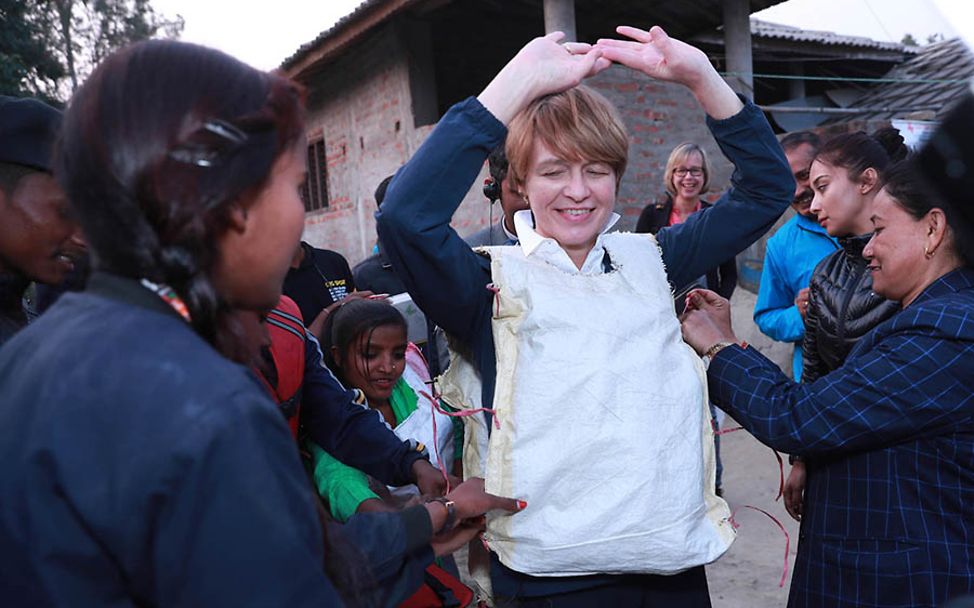 Kreativität in Nepal: Kinder basteln sich eigene Schwimmwesten.