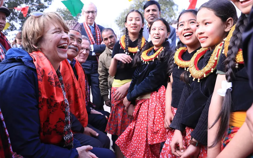 Elke Büdenbender in Nepal 2020. | © UNICEF/PRASAD NGAKHUSI Nepal: Elke Büdenbender lacht mit Mädchen in traditioneller Kleidung.