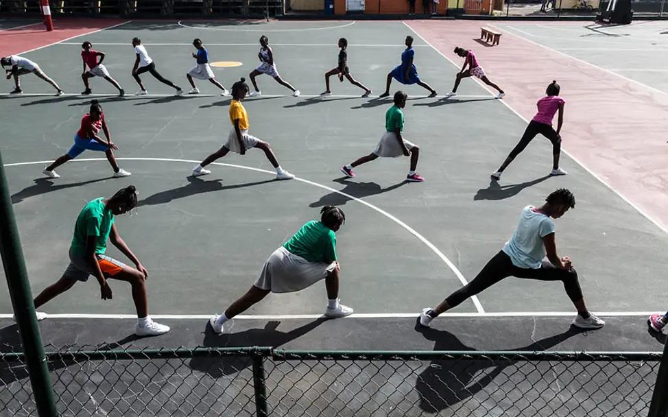 Vor dem Sport müssen sich die Mädchen erstmal aufwärmen. | © UNICEF/LeMoyne Antigua: Mädchen wärmen sich vor dem Sport auf.