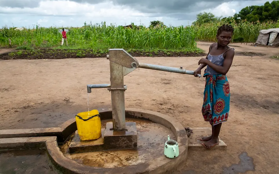 Mosambik 2020 ein Jahr nach Idai. | © UNICEF/Prinsloo Mosambik 2020: Ein Mädchen steht an einem Brunnen.