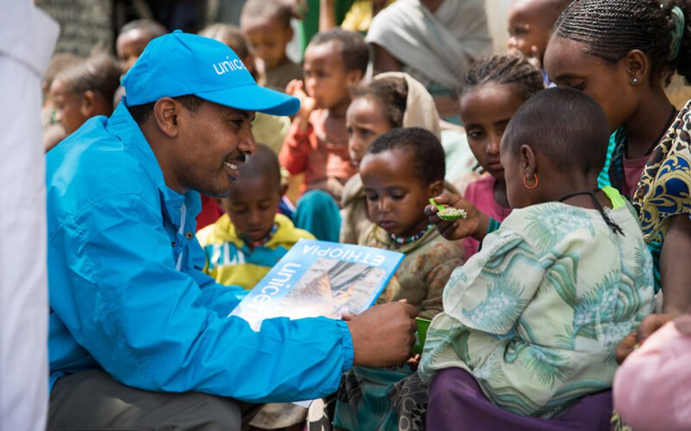 Humanitäre Hilfe in Äthiopien: Ein UNICEF-Helfer verteilt Info-Materialien. 