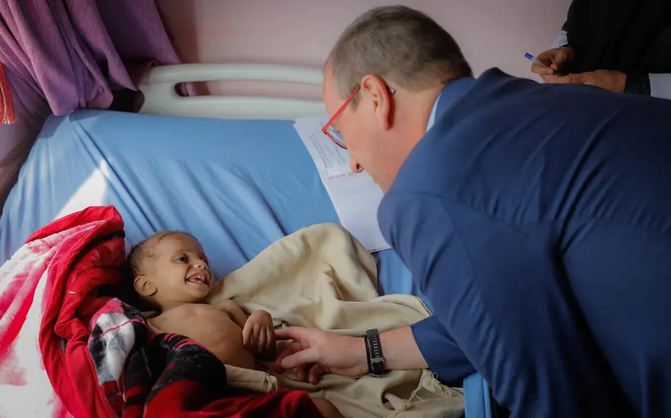 Geert Cappelaere und ein jemenitisches Baby © UNICEF/UN0252406/Fuad Geert Cappelaere und ein jemenitisches Baby © UNICEF/UN0252406/Fuad