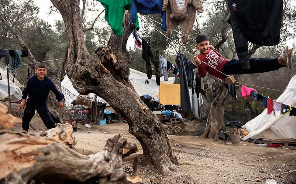 Coronavirus griechisches Flüchtlingslager Moria: Zwei Jungen spielen auf Baumstämmen