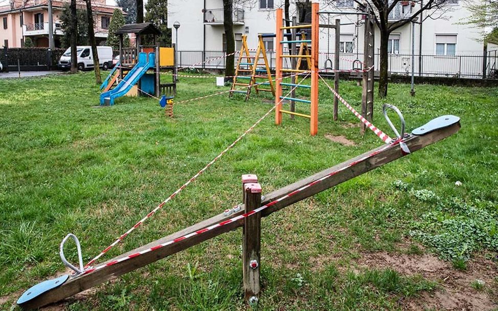 Corona: Ein abgesperrter Spielplatz in einer Siedlung.