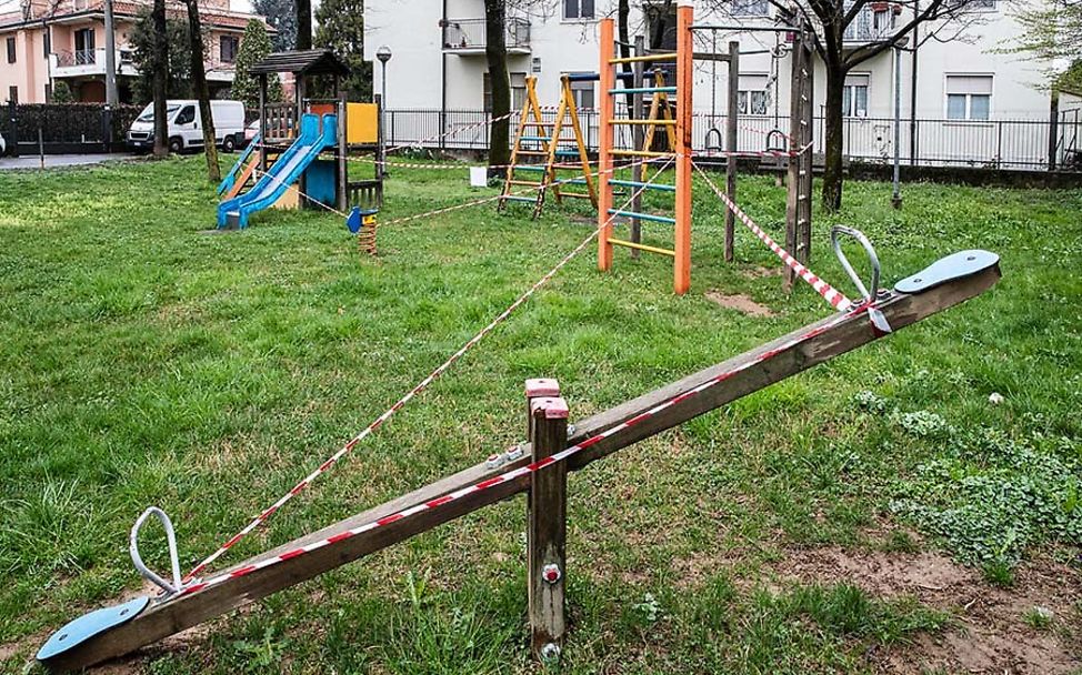 Corona: Ein abgesperrter Spielplatz in einer Siedlung.