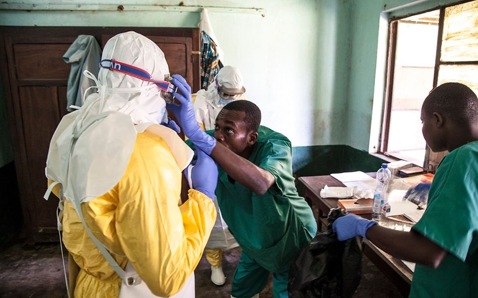 Ebola Kongo: Gesundheitshelfer in Schutzkleidung bereiten sich auf ihren Einsatz vor.