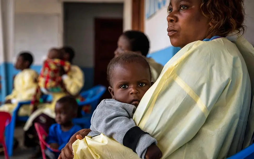Ebola Kongo: Eine Gesundheitshelferin mit einem Baby auf dem Arm. 