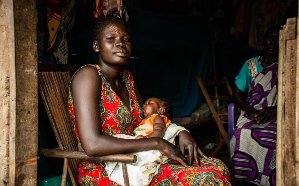 Südsudan: Eine Mutter stillt ihr Baby | © UNICEF/UNI315612/Ongoro