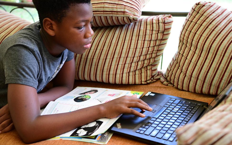 Ein Junge lernt am Laptop von zu Hause | © UNICEF/UNI318705/Frank Dejongh