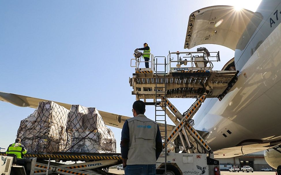 Iran: UNICEF-Hilfsgüter werden vom Flugzeug abgeladen.