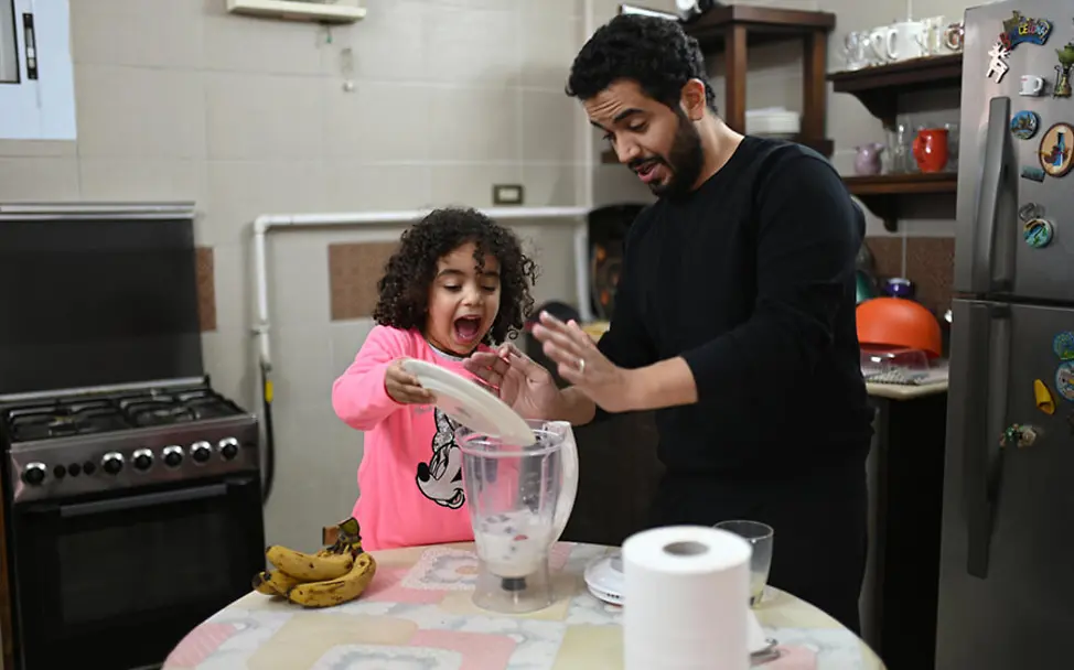 Vater und Tochter haben Spaß in der Küche. | © UNICEF/El-Dalil Ägypten: Vater und Tochter mixen in der Küche einen Smoothie.