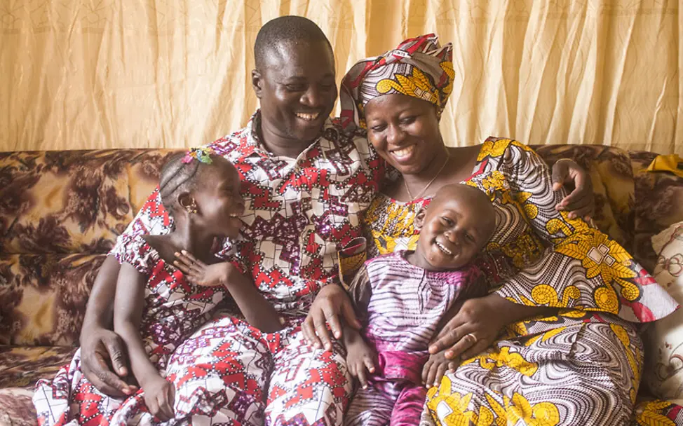 Mali: Mady (6) und Harouna (2) mit ihren Eltern | © UNICEF/Camara Mali: Mady (6) und Harouna (2) mit ihren Eltern