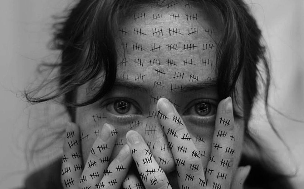 Sophia (16) spricht in künstlerischer Fotografie über ihre Gefühlswelt. | © UNICEF/@_girl_from_pluto USA: Selbstportrait zur Gefühlswelt der 16-jährigen Sophia.