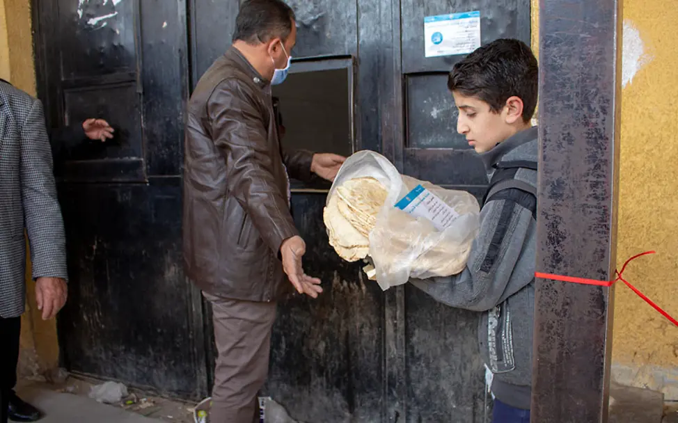 Informationen zur Corona-Prävention helfen Menschen weltweit sich zu schützen. | © UNICEF Syrien: Mohammad (11) liest die Covid-19-Informationen auf seinem Brotbeutel.