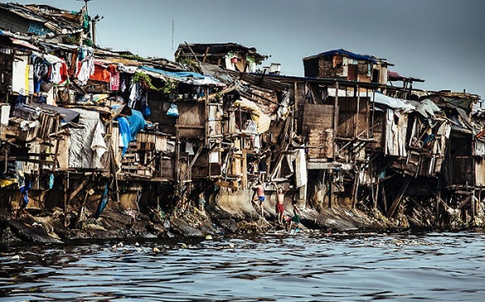 Philippinen: Das Slum Tondo grenzt an verschmutztes Wasser.