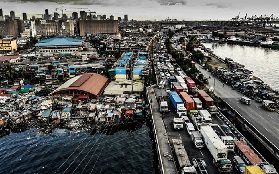 Philippinen: Das Slum Tondo grenzt an verschmutztes Wasser.