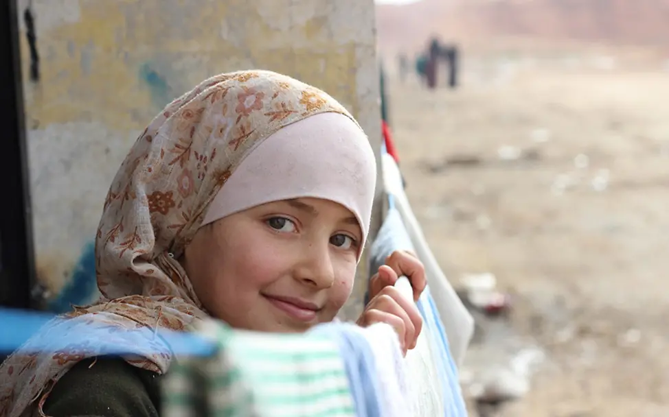 Boushra (9) wurde aus Aleppo vertrieben. | © UNICEF/Al-Issa Syrien: Boushra (9) wartet an einer Wäscheleine neben ihrem neuen Zuhause.