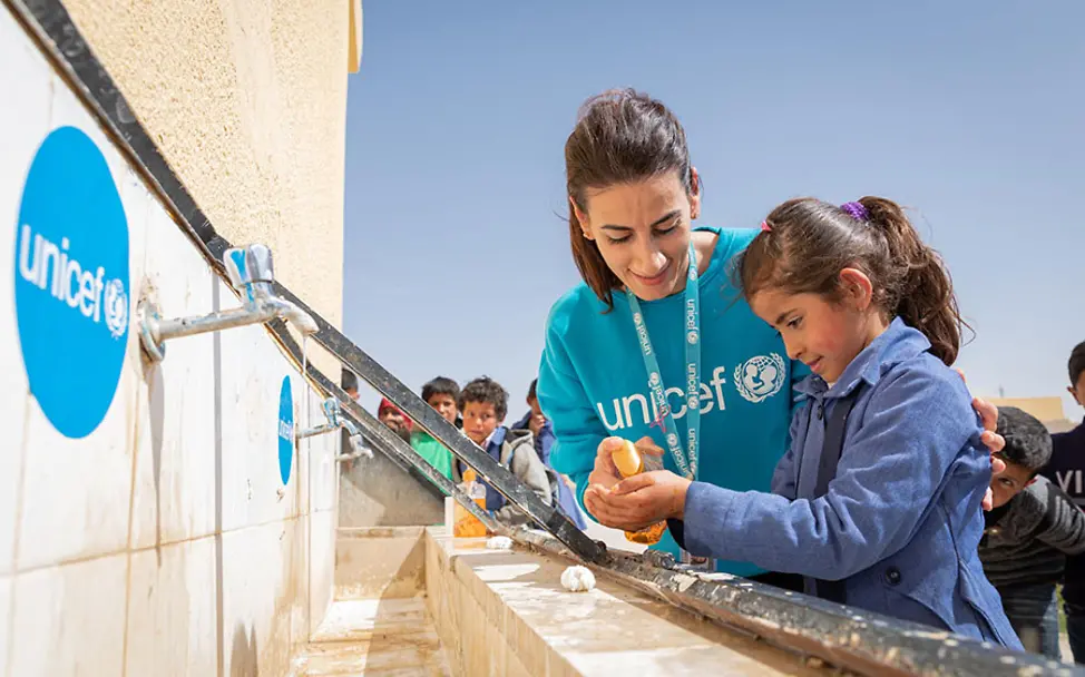 UNICEF-Helferin zeigt Kindern in Jordanien, wie Händewaschen richtig geht | © UNICEF/Matas UNICEF-Helferin zeigt einem Mädchen in Jordanien, wie Händewaschen richtig geht.