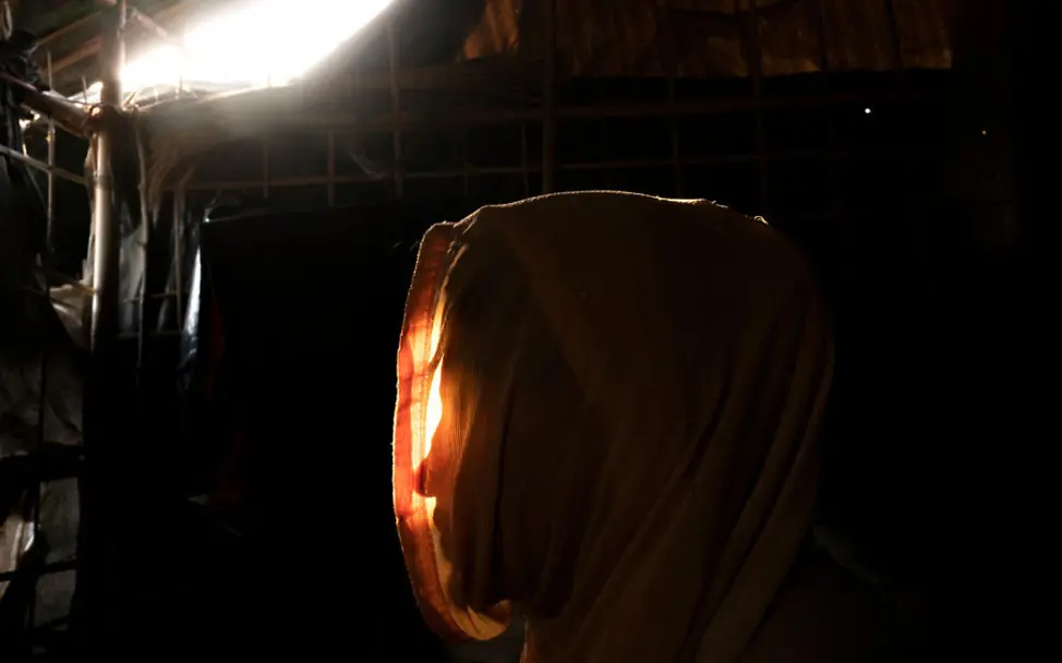 Bangladesch: Ein Rohingya-Mädchen sitzt im Schatten in einem Zelt | © UNICEF/Sokol Bangladesch: Ein Rohingya-Mädchen sitzt im Schatten in einem Zelt