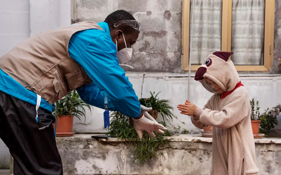 Corona in Rom: UNICEF-Helfer Abdoul zeigt Francesca, wie sie sich richtig die Hände wäscht | © UNICEF/Romenzi Corona in Rom: UNICEF-Helfer Abdoul zeigt Francesca, wie sie sich richtig die Hände wäscht