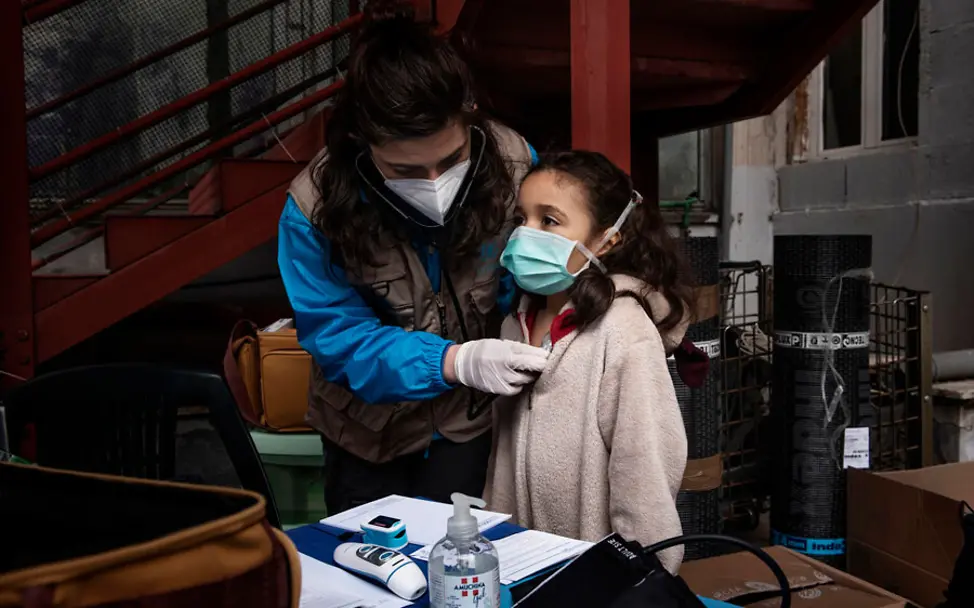 Corona in Rom: Francesca wird in der mobilen Klinik untersucht | © UNICEF/Romenzi Corona in Rom: Francesca wird in der mobilen Klinik untersucht