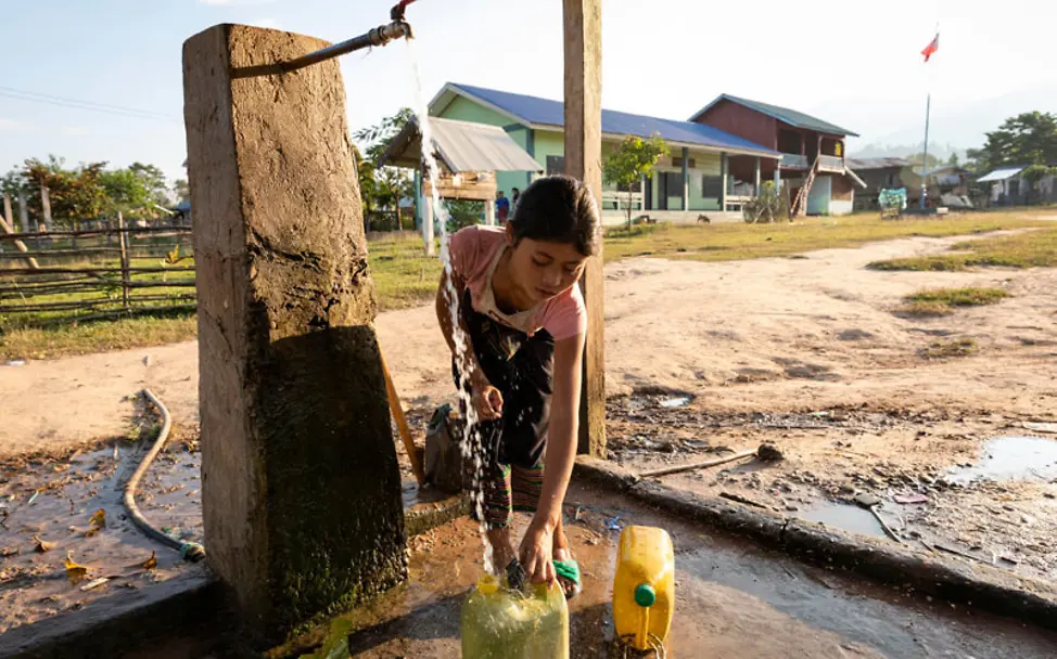 Laos: Ein Mädchen holt Wasser | © UNICEF/Brown Laos: Ein Mädchen holt Wasser
