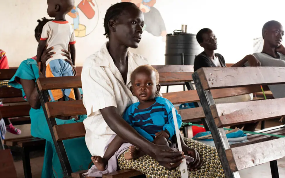 Corona im Südsudan: Mütter und Kinder warten im Ernährungszentrum | © UNICEF/Ryeng Corona im Südsudan: Mütter und Kinder warten im Ernährungszentrum