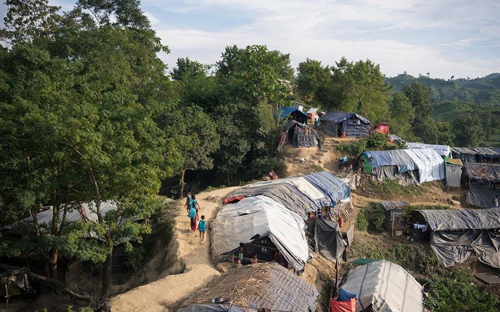 Bangladesch: Vier Geschwisterkinder machen sich auf den Heimweg von der Notschule.