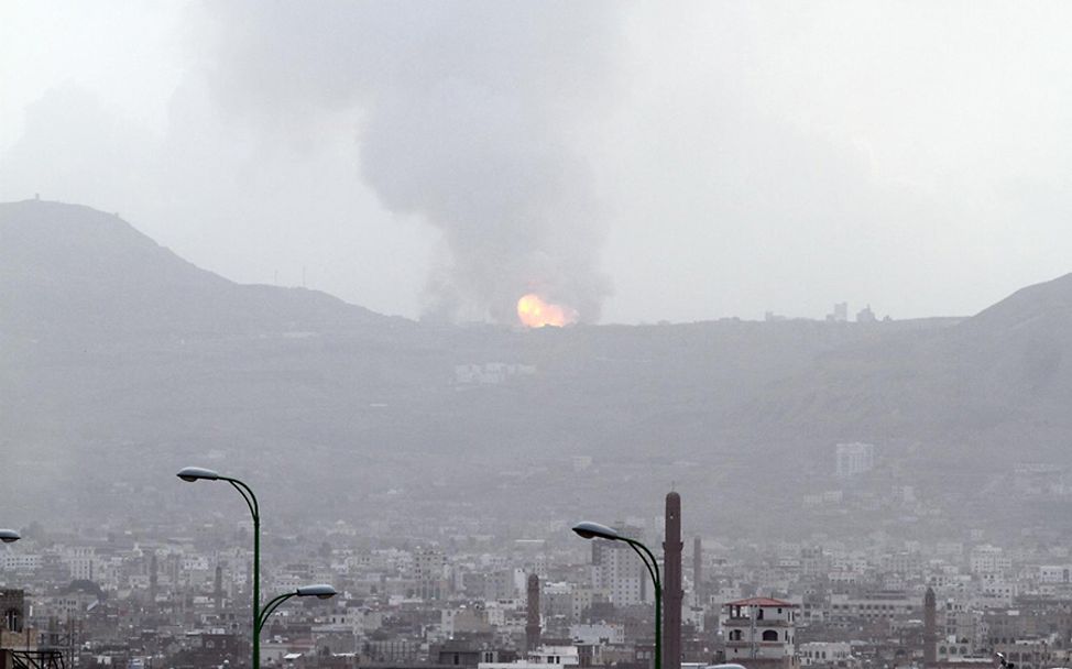 Jemen: Blick auf eine Explosion nach eines Luftangriffes auf ein Militärgelände.