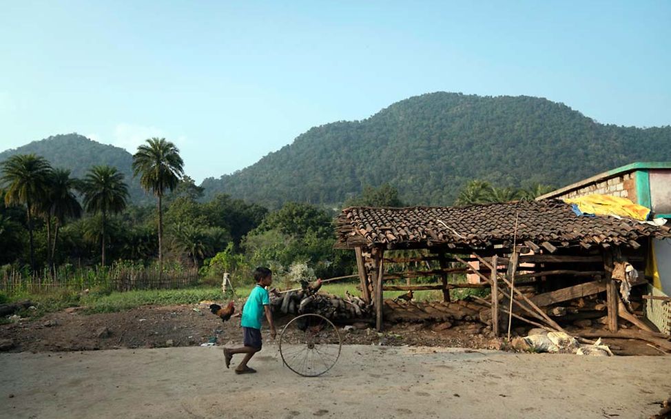 Kinderarbeit in Indien: Ein Junge spielt draußen mit einem alten Rad. 