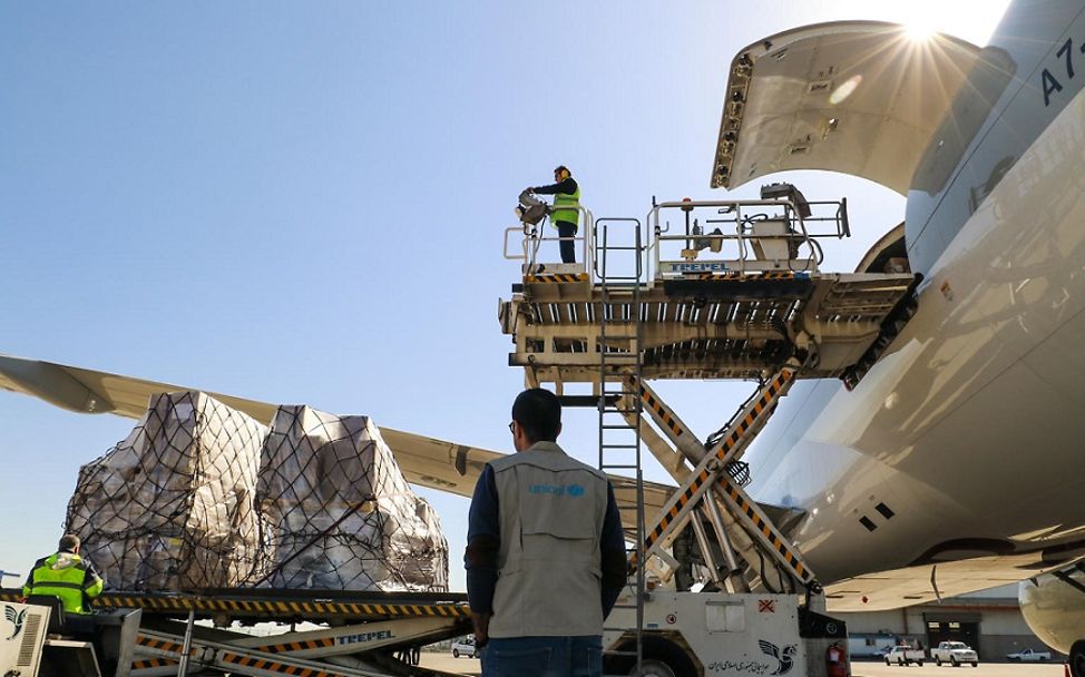 Iran: UNICEF-Hilfsgüter werden am Flughafen in Teheran ausgeladen.