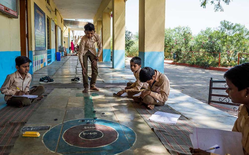 Kinderarbeit in Indien: UNICEF bekämpft Zwangsarbeit und Kinderarbeit und setzt sich für Schulbildung ein.