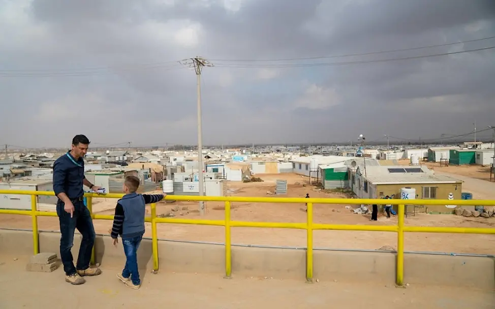Ahmad und UNICEF-Mitarbeiter Ben Smith unterhalten sich. | © UNICEF/Herwig Jordanien: Ein Blick über das Flüchtlingscamp Zaatari.